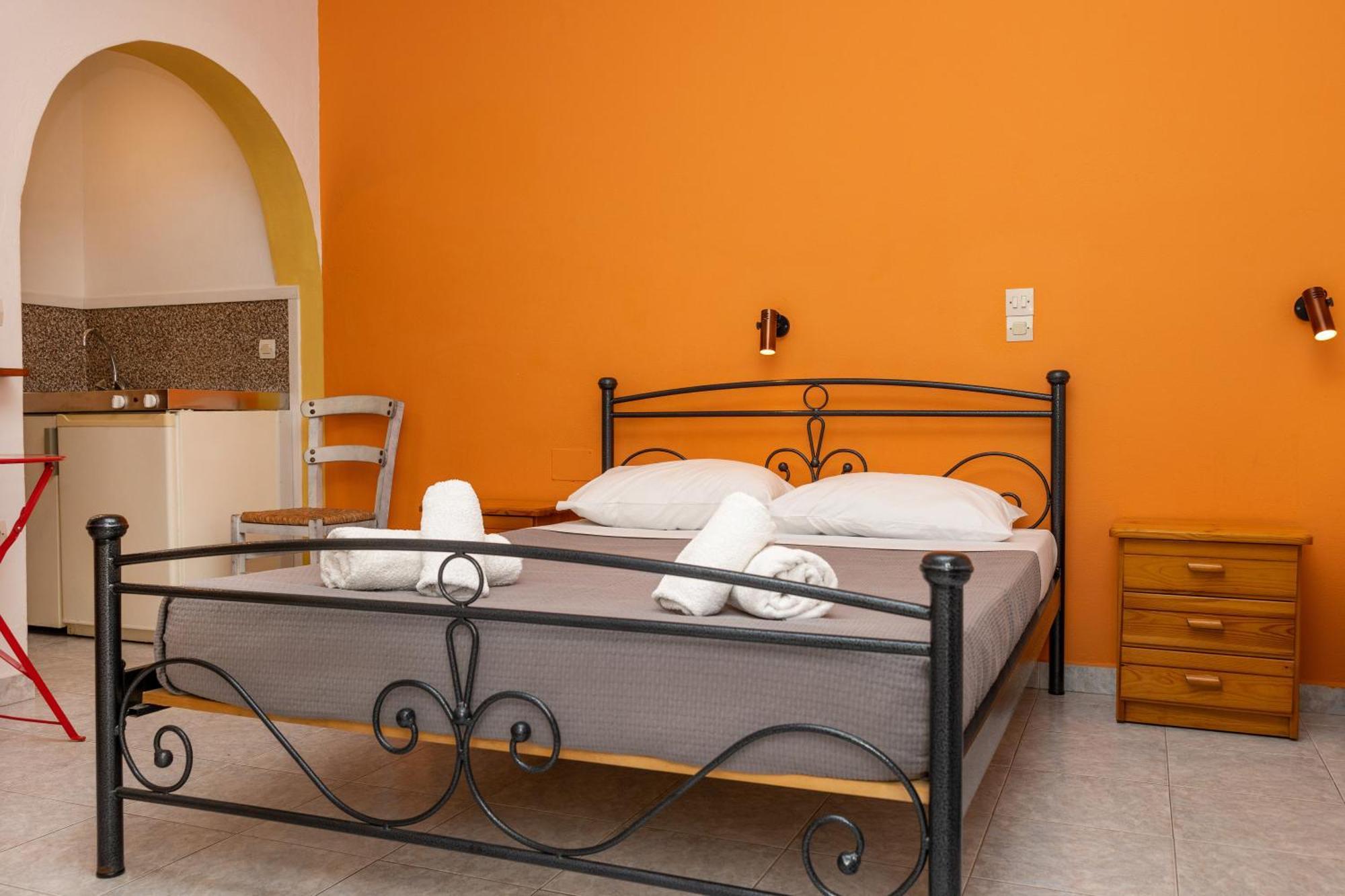 Depis Economy Apartments Naxos City Esterno foto